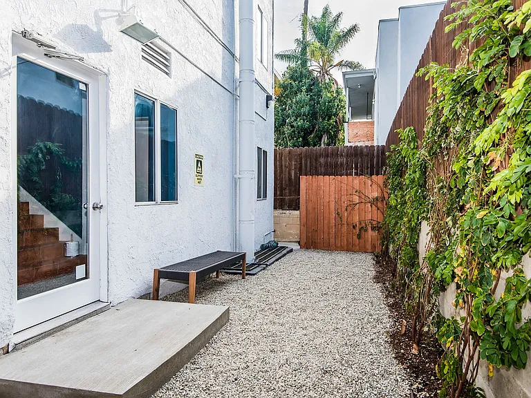 1439 N Curson Ave — Photo 11