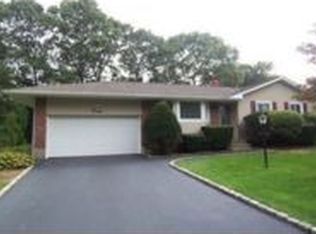 20 Gannet Dr, Commack, NY 11725
