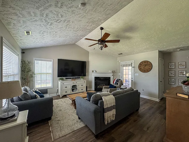 192 Ivystone Dr — Photo 2