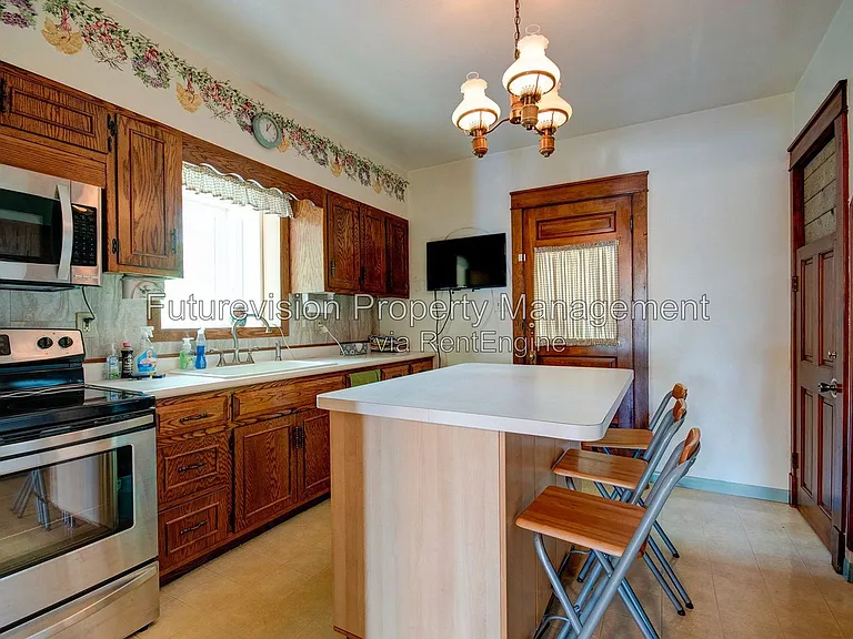 1105 Summit St — Photo 15
