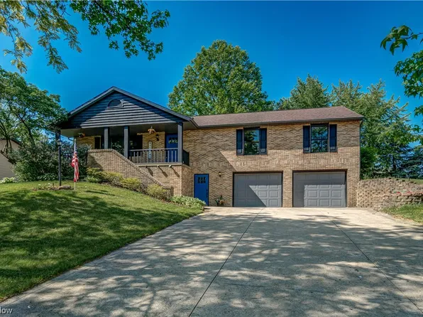 2710 Country Squire St NW, Uniontown, OH 44685