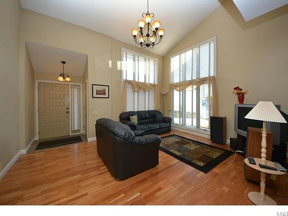 2nd image of 7 Lakeside Cir