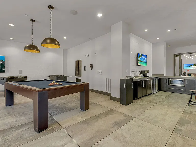 West 10 — Photo 11