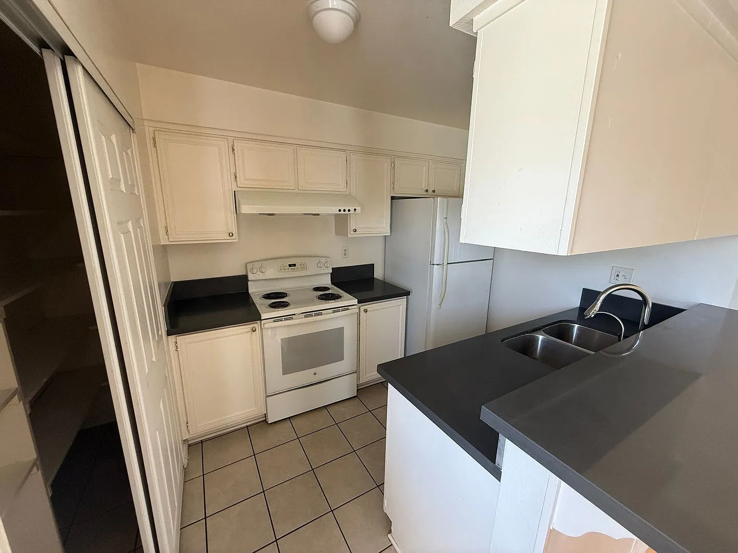 Charming 2-Bedroom Home with Parking & Community Pool in Rowland Heights — Photo 3