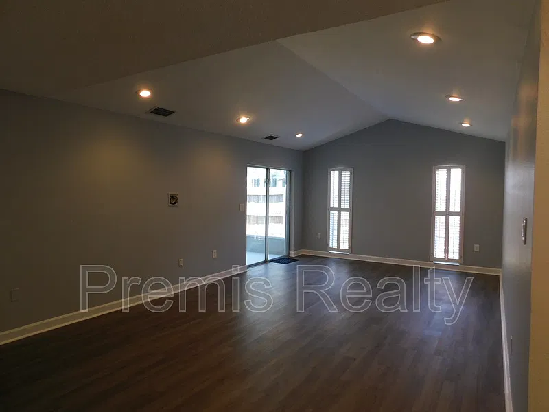 3 bed, 2.0 bath, 1268 sqft, $2,695 — Photo 2