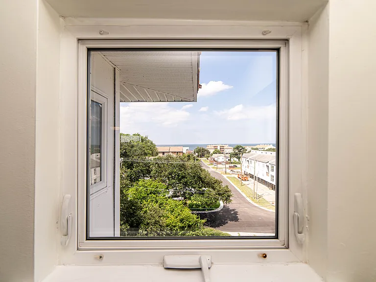 2221 Pretty Lake Ave — Photo 40