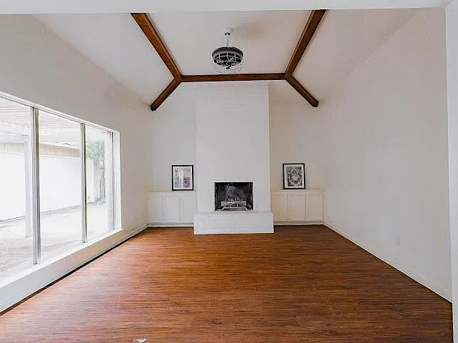 4 bed, 2.0 bath, 2122 sqft, $2,400 — Photo 2