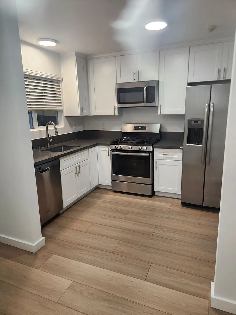 Olof Street Apartments — Photo 2