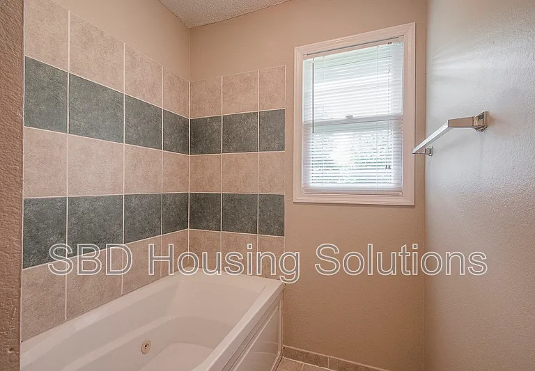 1306 SE Knight Cir — Photo 4