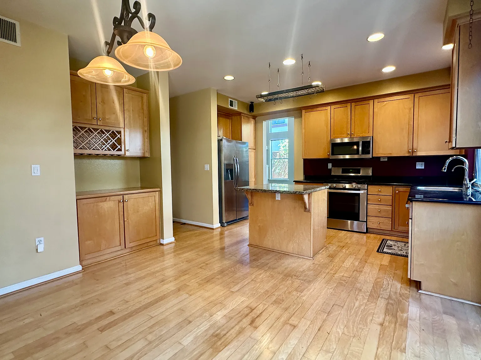 3 bed, 1689 sqft, $4,650 — Photo 3