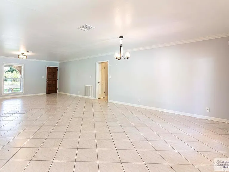328 Creekbend Dr — Photo 7