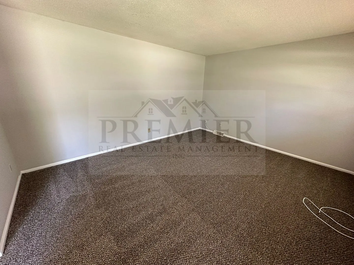 4 bd/1.5 ba house Rent $1550 -11808 Smalley Ave, Kansas City, MO 64134 — Photo 2