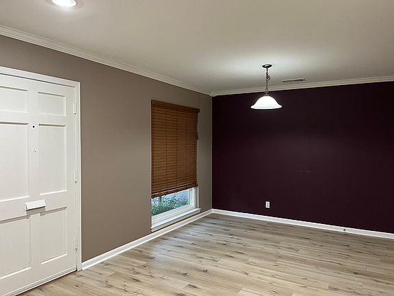 3rd image of 2529 Fernwood Ave
