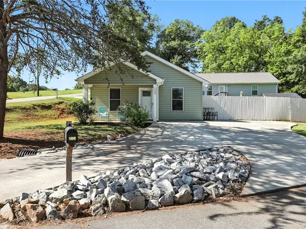 420 N Johnson St, Walhalla, SC 29691