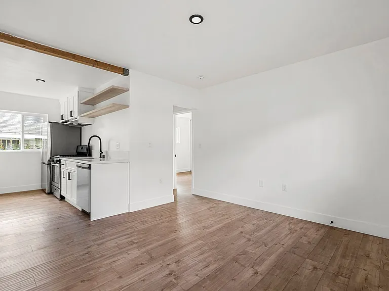 Echo Lake Apartments — Photo 31