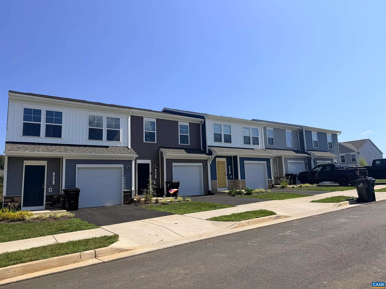 3 bed, 3.5 bath, 1470 sqft, $2,400 — Photo 3