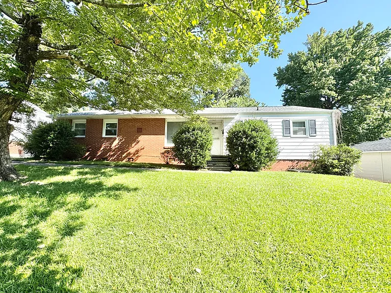 3808 Parkwood Dr — Photo 1