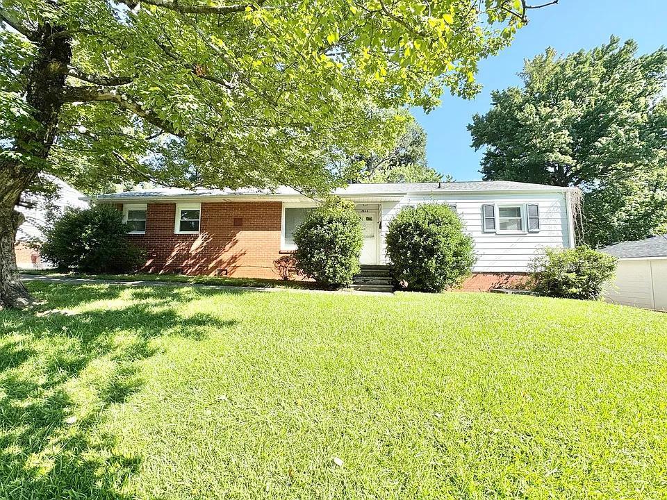 3808 Parkwood Dr