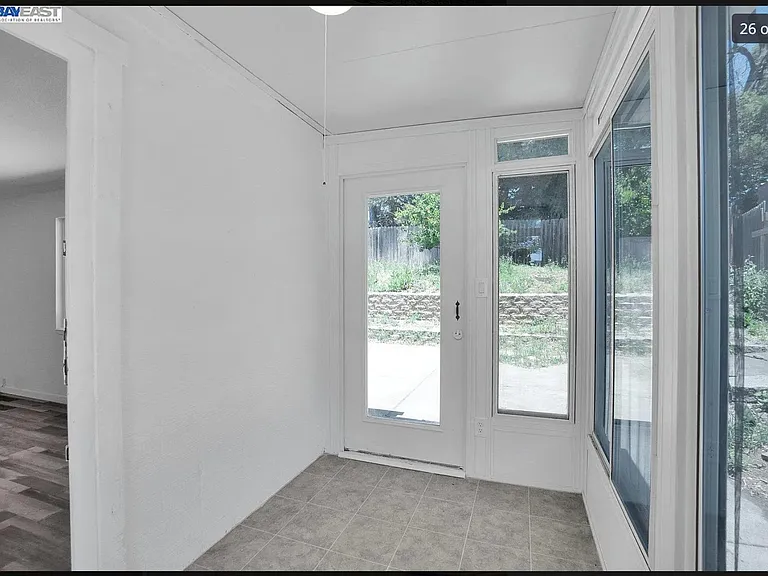 1146 Lewis Ave — Photo 12