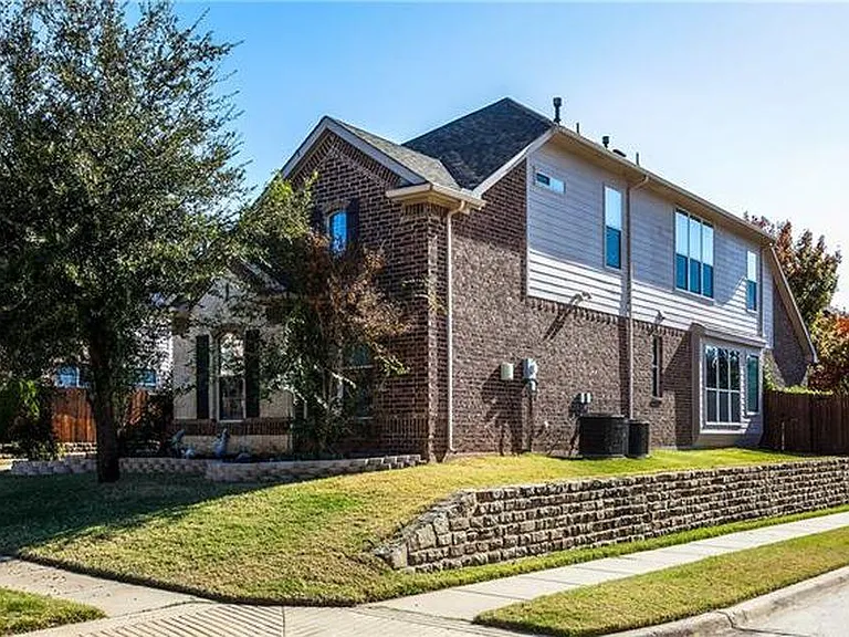 4533 Delaina Dr — Photo 2