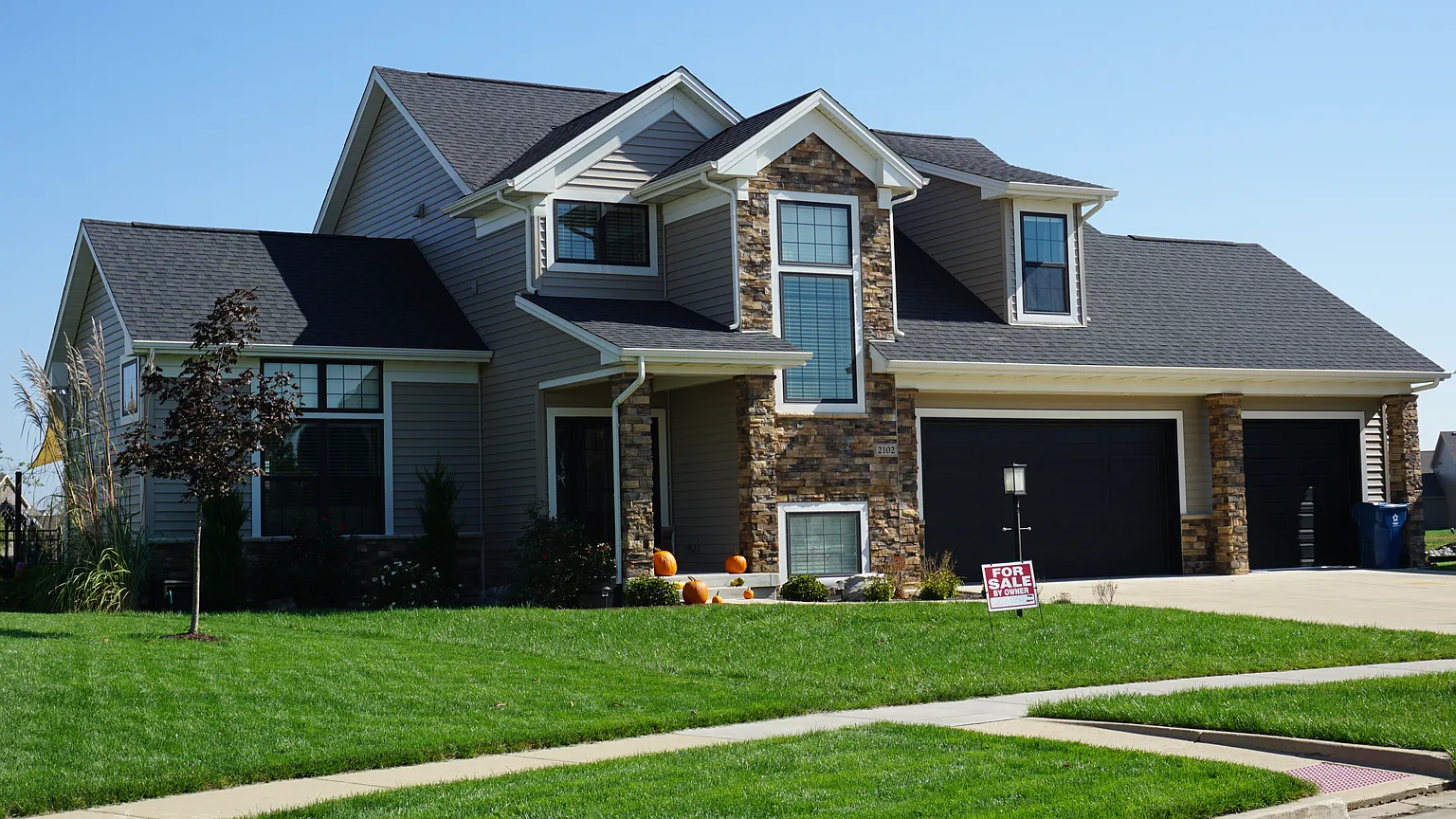 2102 Leahs Ln photo 1
