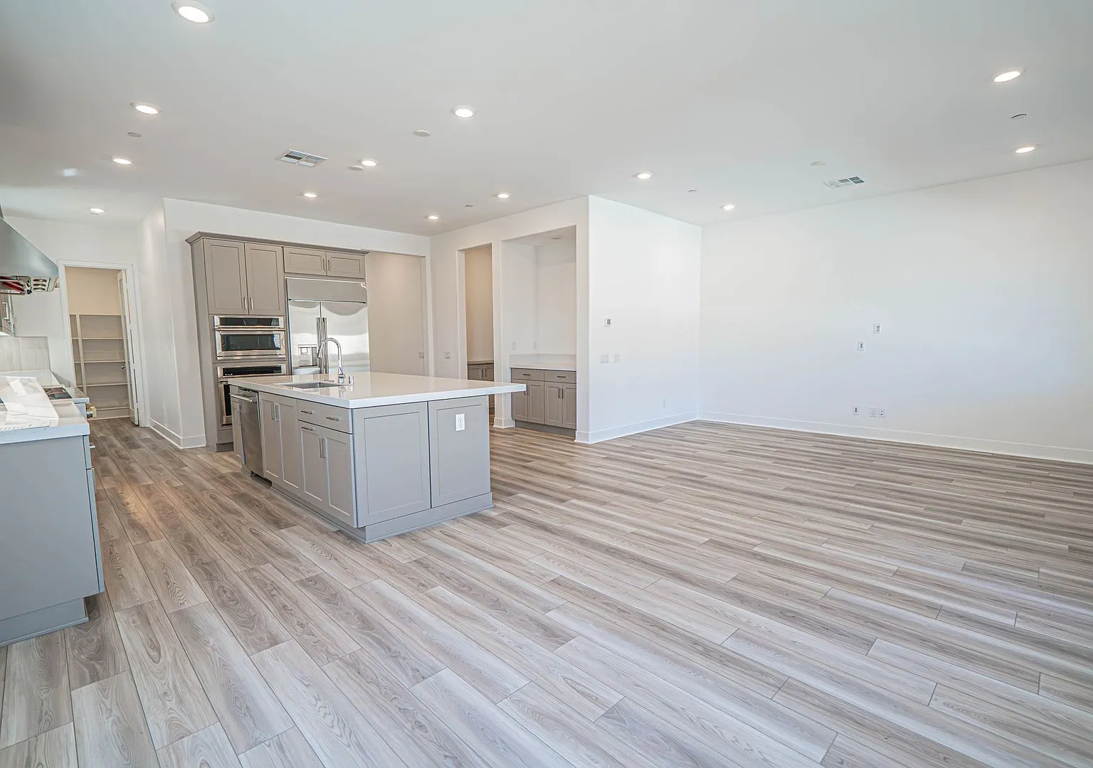 Stunning 4-Bedroom Home with Solar, Views, and a Tesla Backup in Valencia! — Photo 4