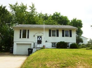 3227 Bramble Rd SW, Cedar Rapids, IA 52404