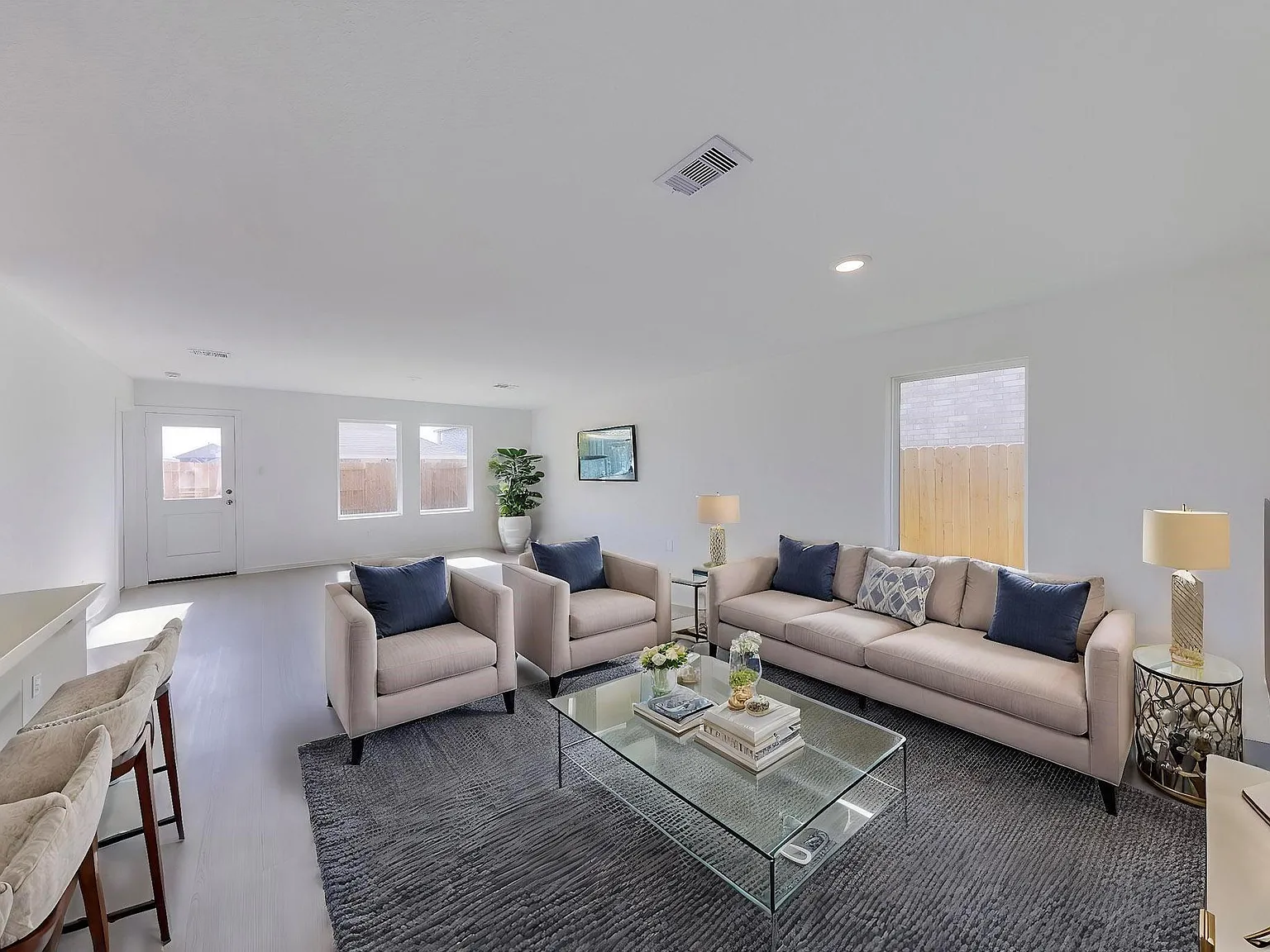 4 bed, 2.0 bath, 1736 sqft, $2,100 — Photo 3