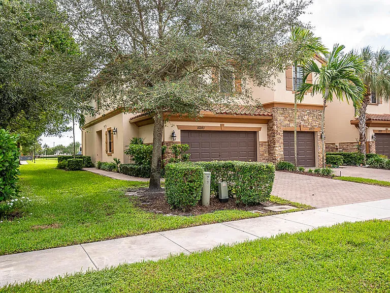 10283 Wellington Parc Dr — Photo 5