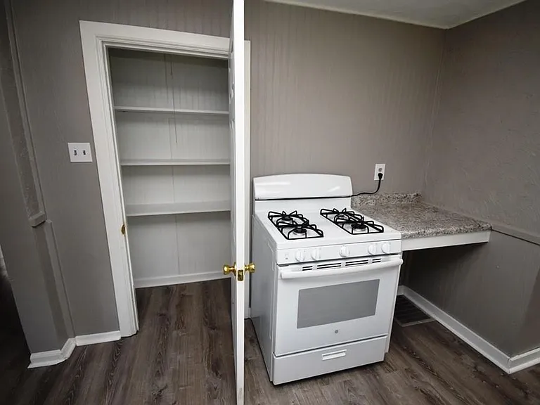 1355 E Walnut St — Photo 10