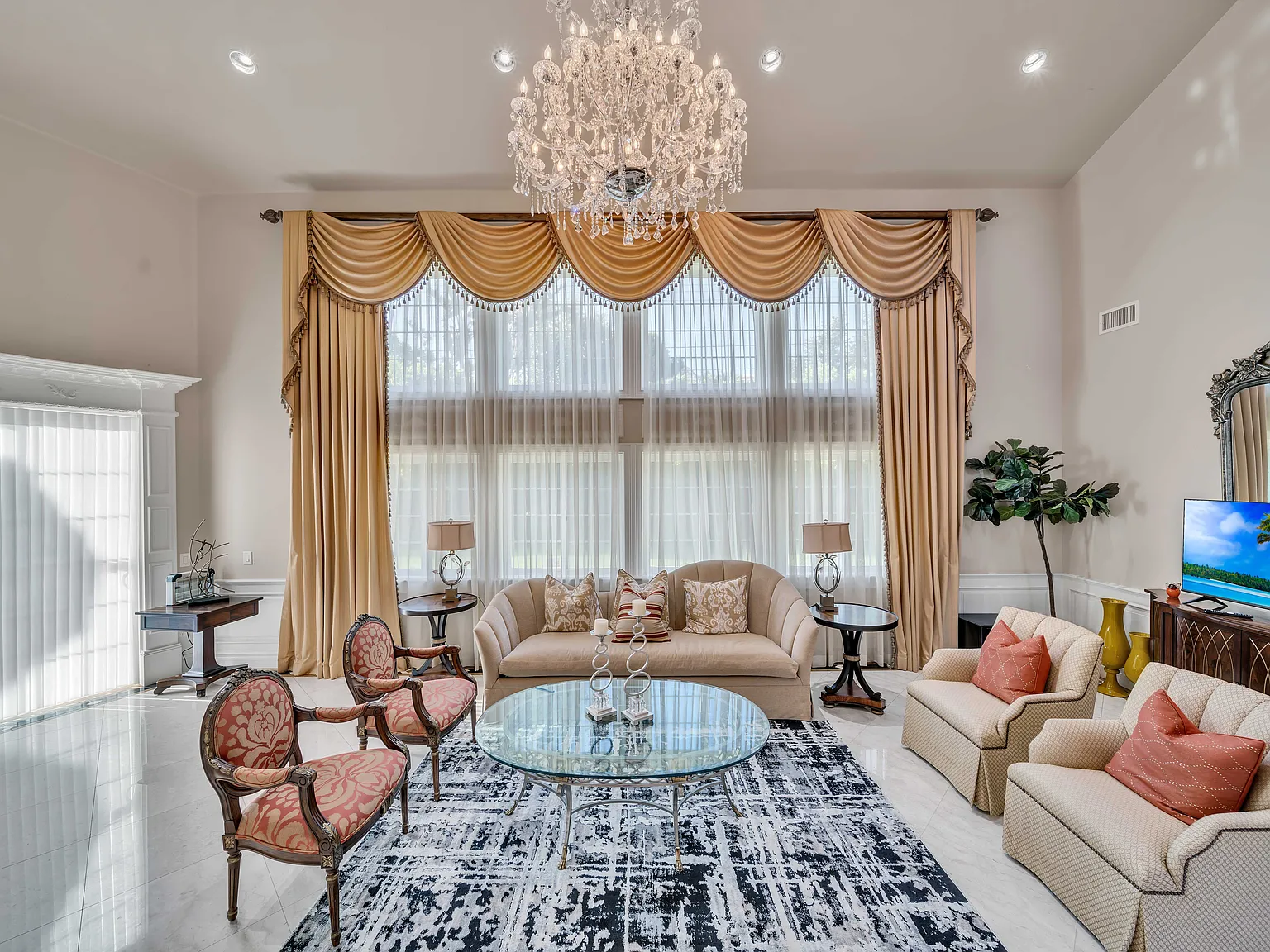 6 bed, 6500 sqft, $12,000 — Photo 1