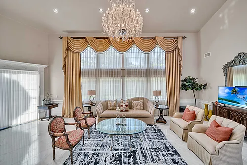 137 W Winnie Way Photo 1