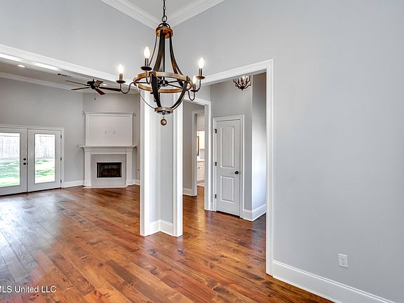 5th image of 162 Sweetbriar Cir