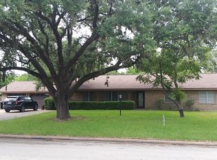 206 E Hacienda St, Bellville, TX 77418