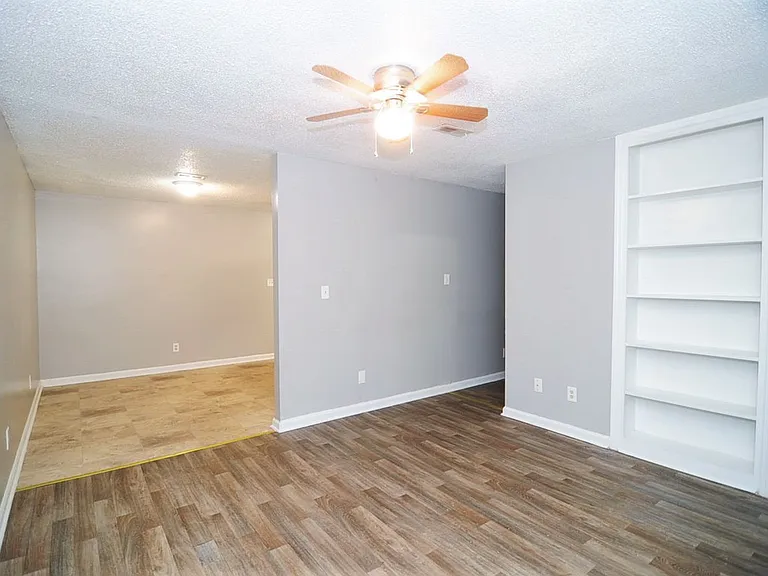 2425 Tuxedo Dr NW — Photo 3