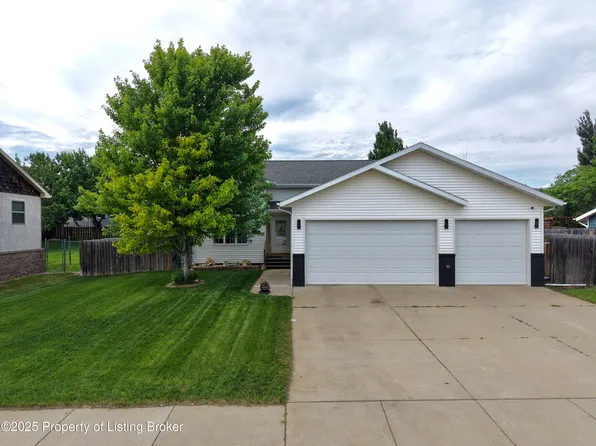 868 21st St W, Dickinson, ND 58601
