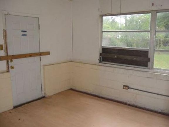 3rd image of 2645 Red Oak Dr