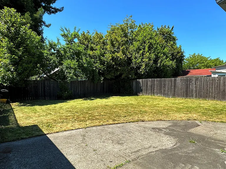 7187 N Fiske Ave — Photo 10