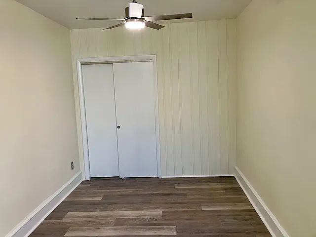 Middle bedroom, walk-in closet