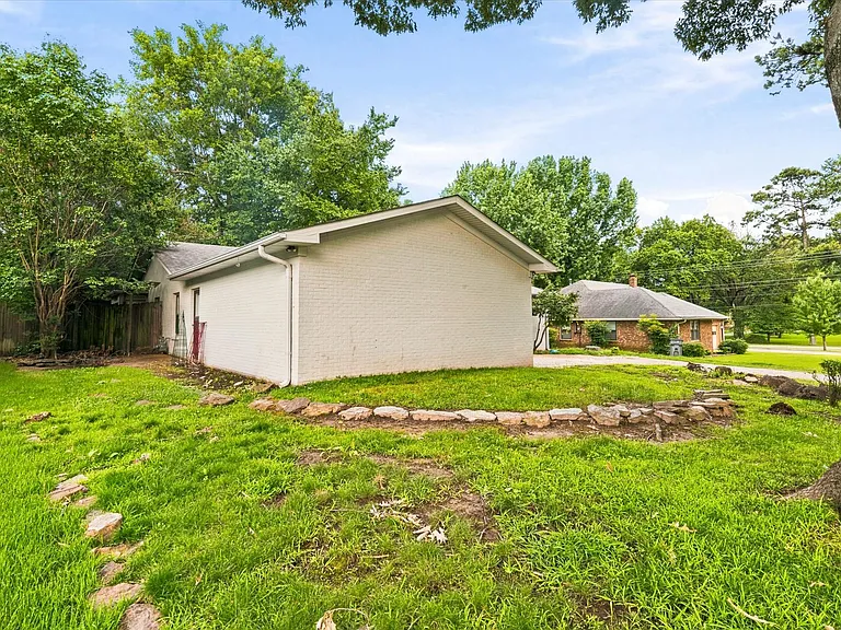 1610 Hillcrest Dr — Photo 4