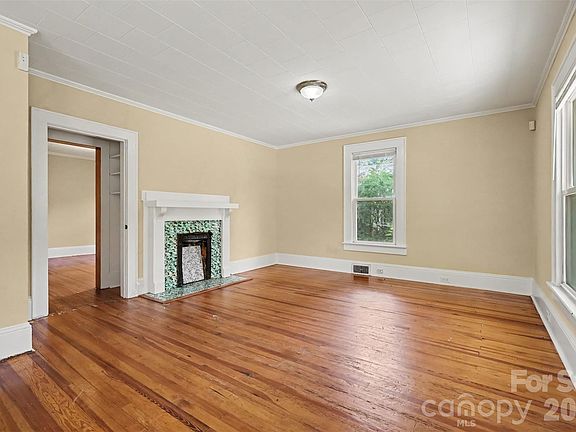 4th image of 126 E Division Ave