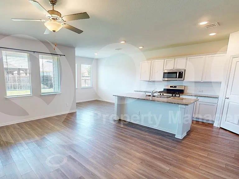 2402 Buchanan Ln — Photo 4