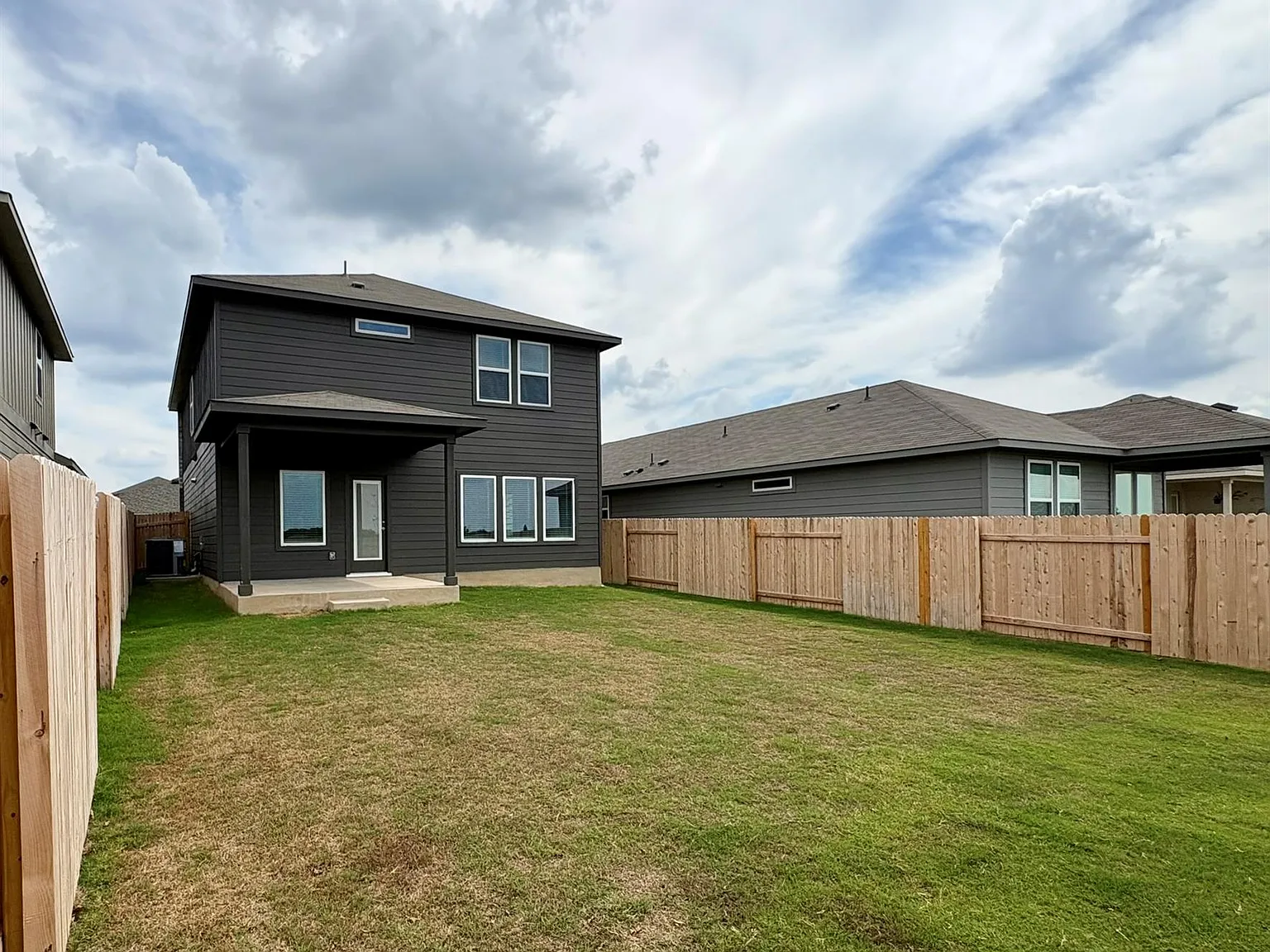 4 bed, 2.5 bath, 2024 sqft, $2,300 — Photo 3