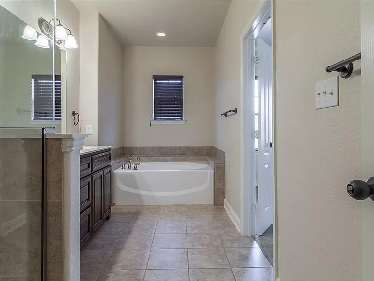 1805 Desoto Dr — Photo 14