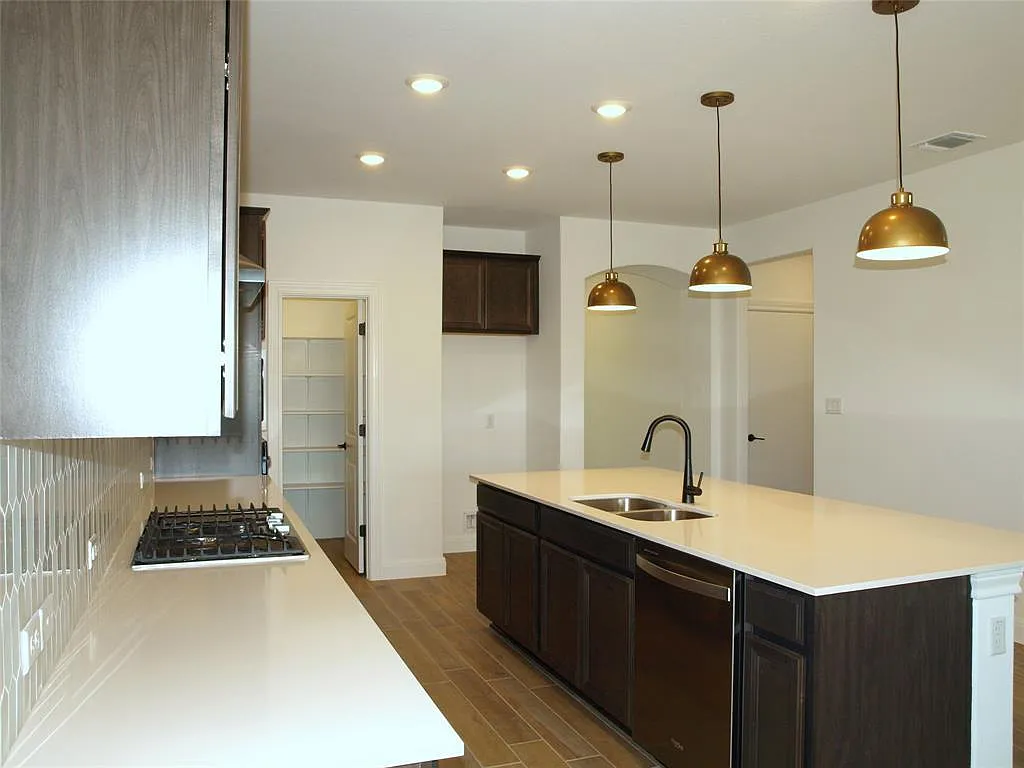 4 bed, 2.0 bath, 1846 sqft, $2,100 — Photo 3