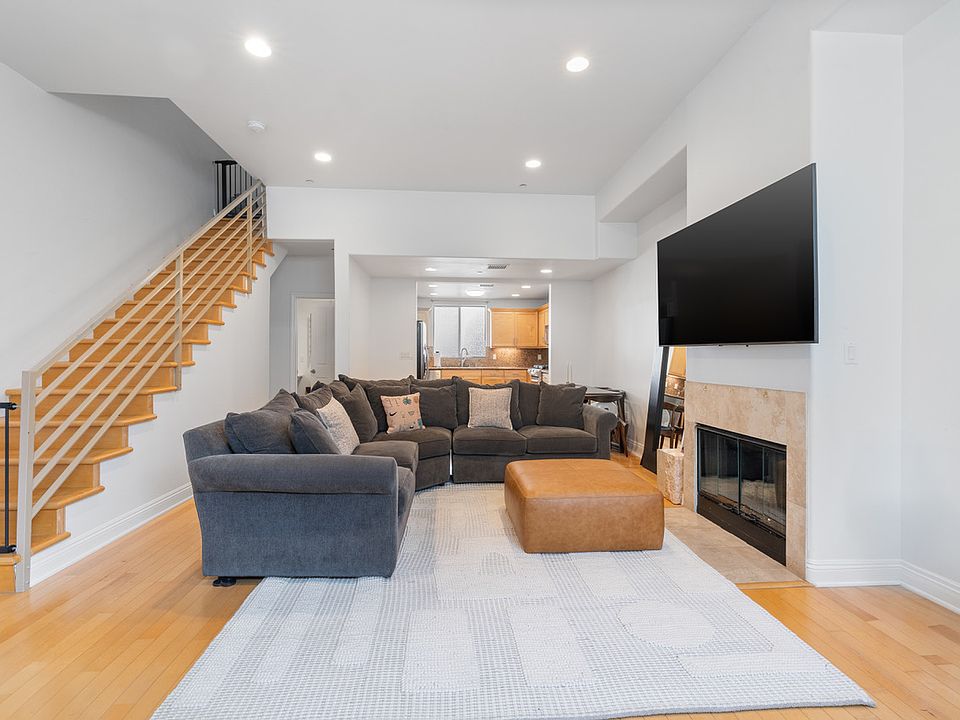 1st image of 13440 Moorpark St