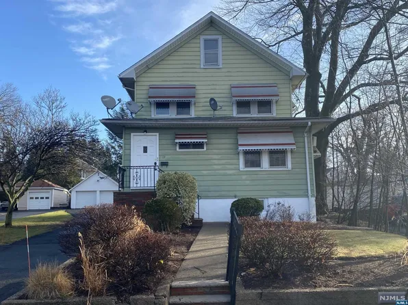 19 Hewson Ave, Waldwick, NJ 07463