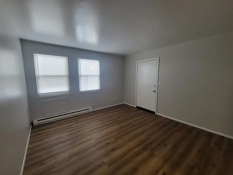 Pekin Place Apartments — Photo 6