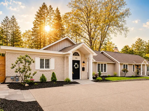 955-957 W Center St, Douglas, MI 49406