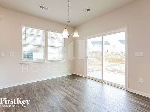 5th image of 1002 Mission Hill Ln